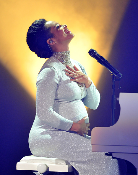 Alicia Keys Has A Moment At The 2014 MTV EMAs