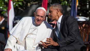 Pope Francis welcomed by President Barack Obama at the White House