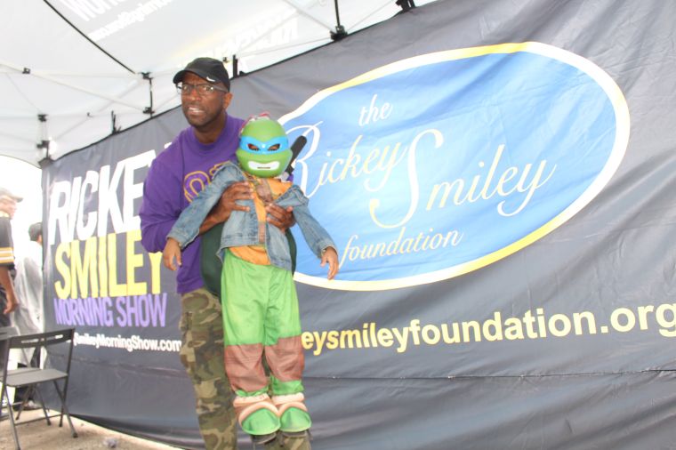 Rickey Smiley & Fans At Magic City Classic 2015