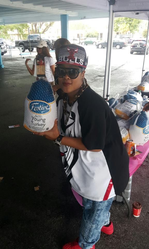 Da Brat Gives Away Turkeys
