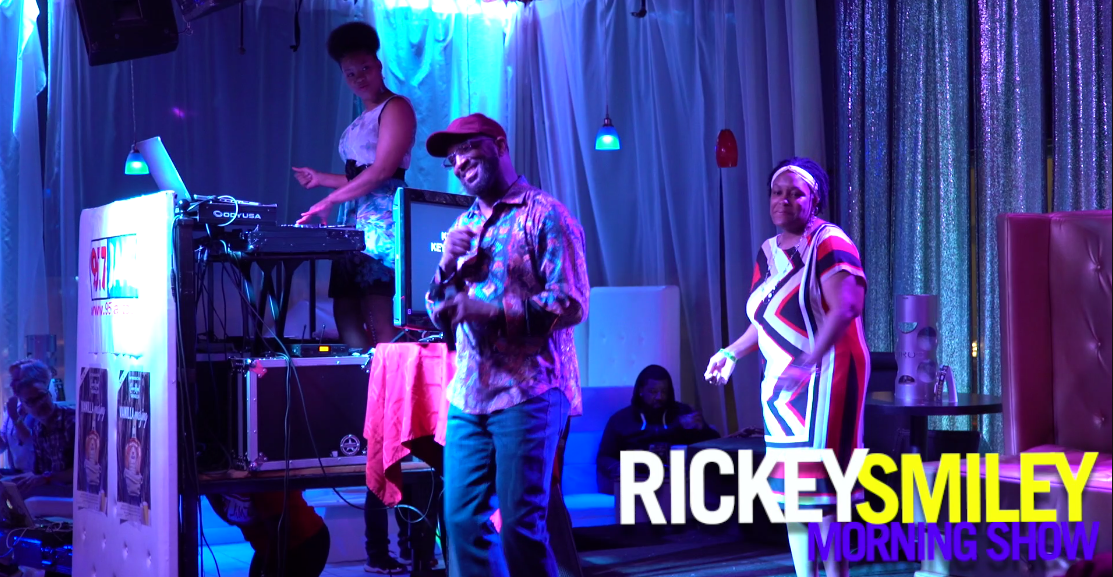 Rickey Smiley & a fan at karaoke