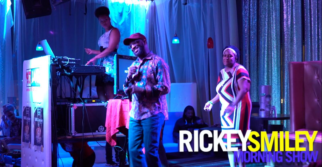 Rickey Smiley & a fan at karaoke