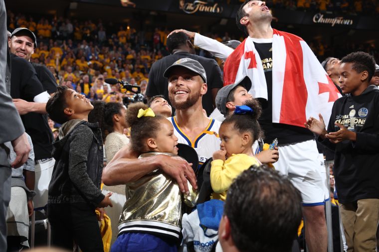 Steph Curry With His Daughters