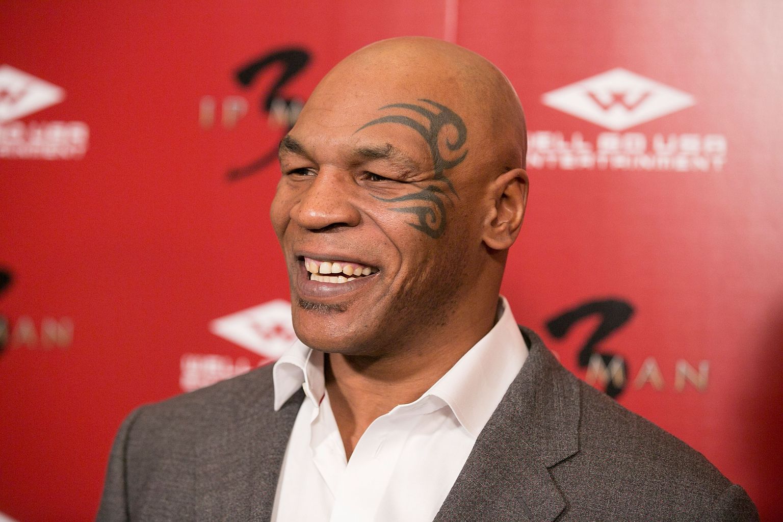 Известный боксер с татуировкой на лице