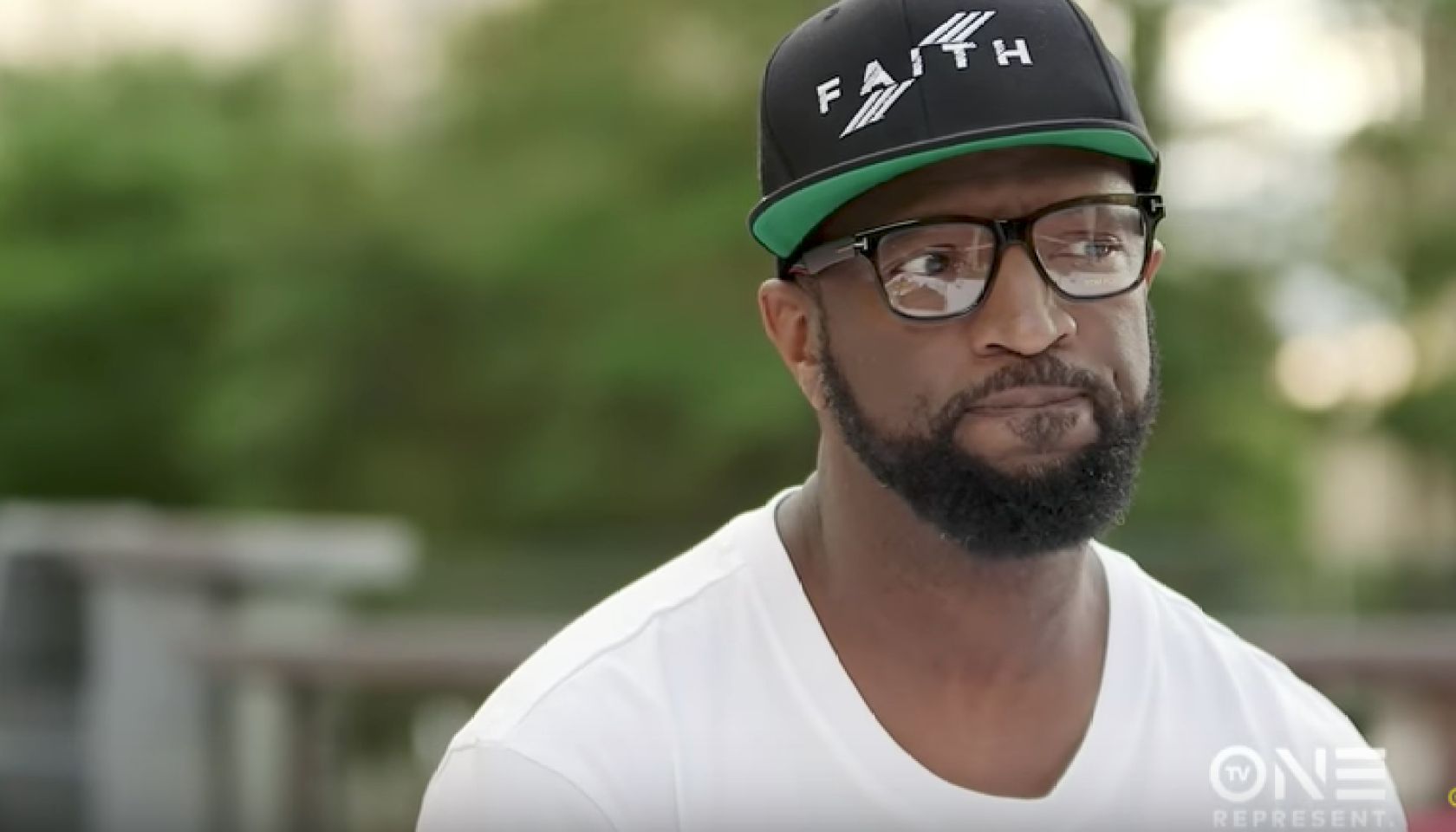 Rickey Smiley Teaches His Son Brandon His Black Eyed Peas Recipe! The