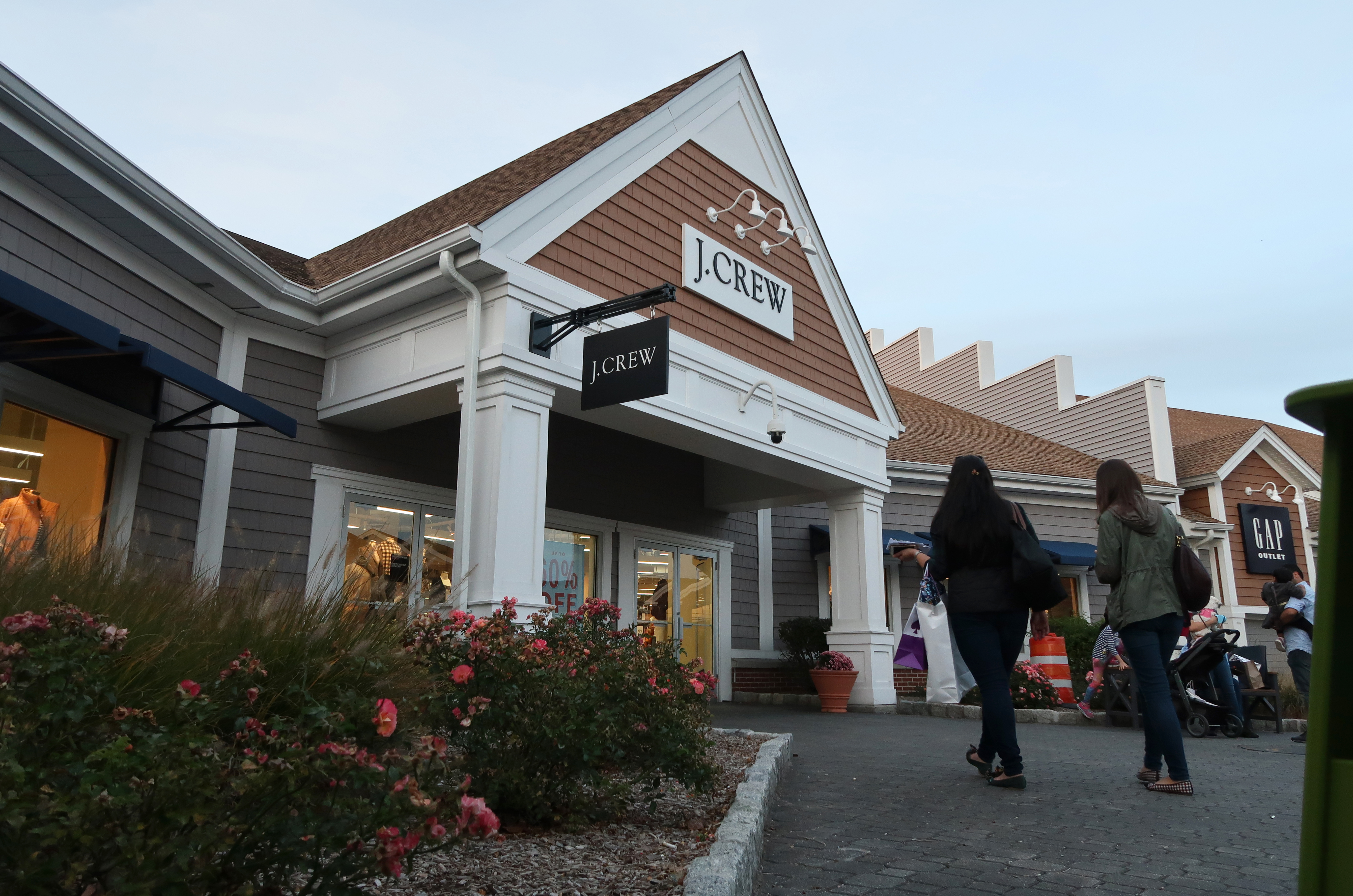 Corporate Retail Branding at the Shopping Mall