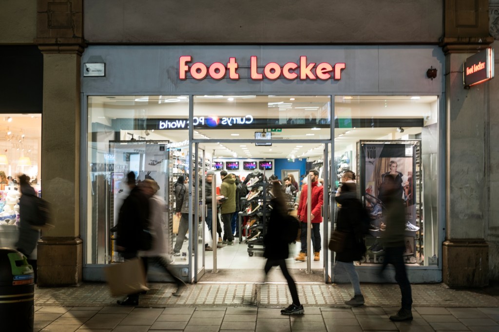 Foot Locker store viděný v Londýně slavný Oxford street.