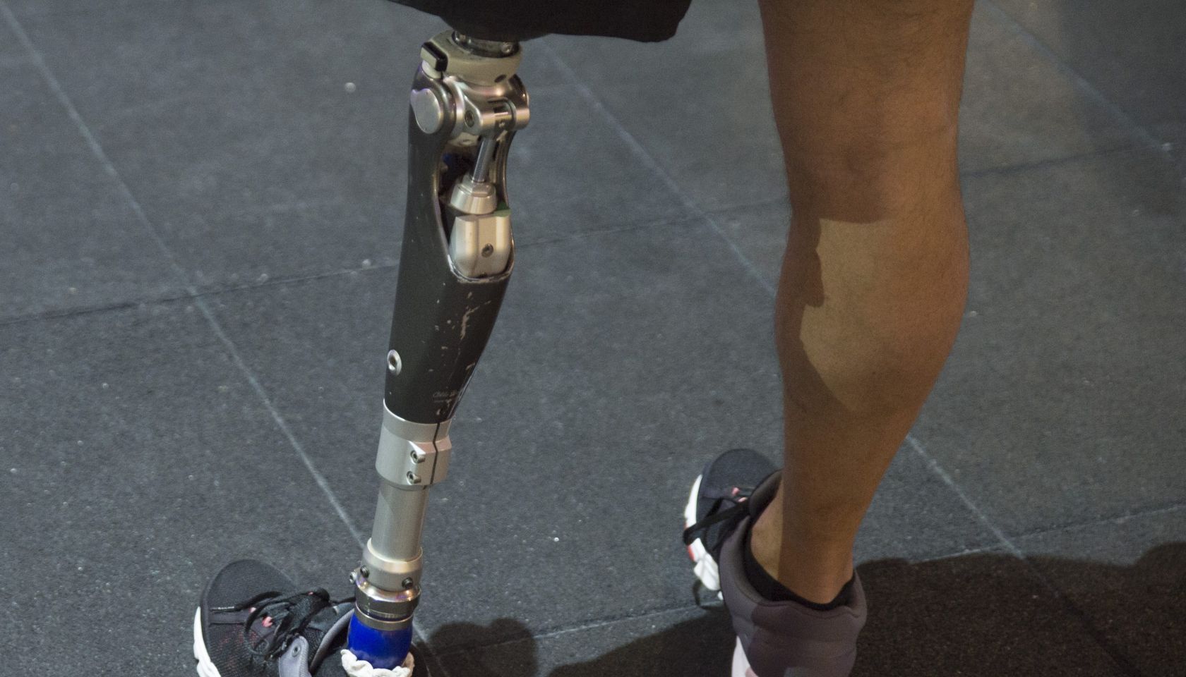 Man with leg amputated in the gym
