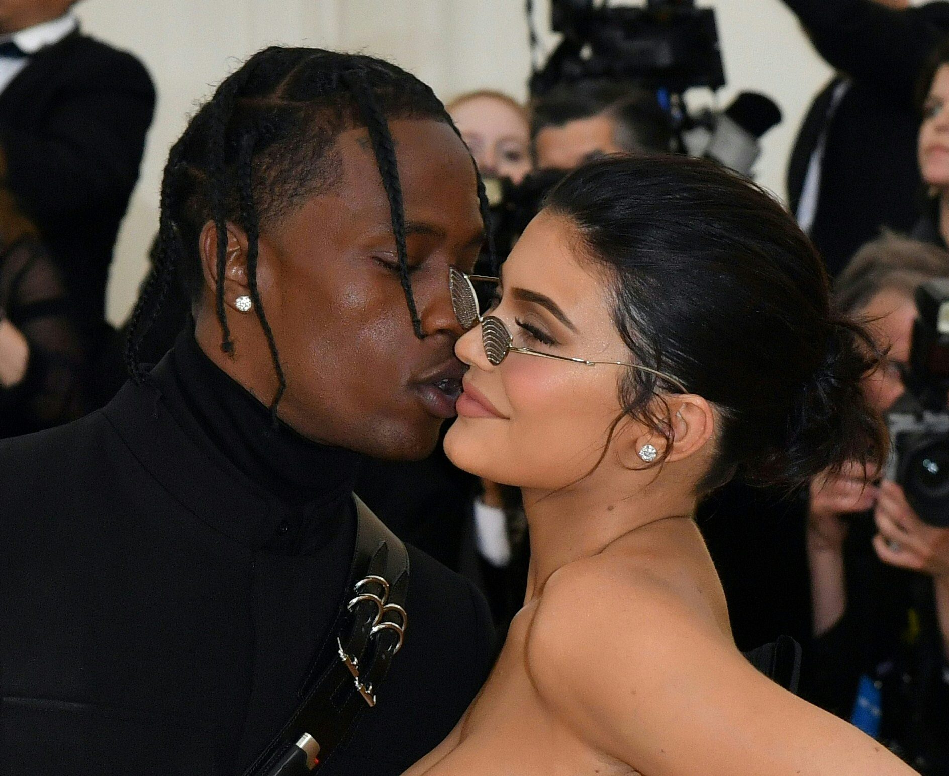 TOPSHOT-US-ENTERTAINMENT-FASHION-METGALA