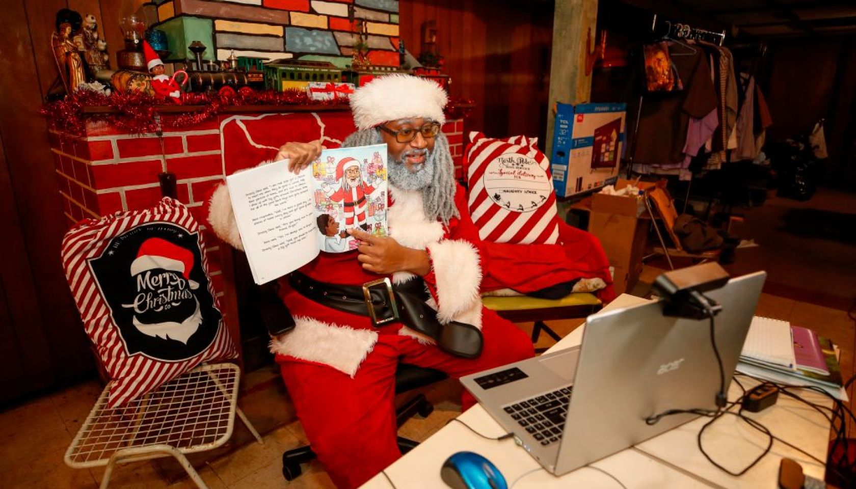 US-HEALTH-VIRUS-CHRISTMAS-SANTACLAUS