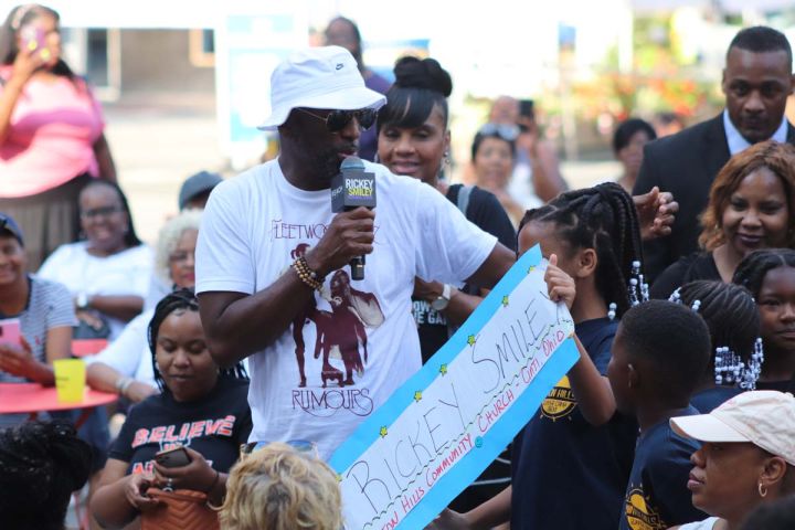 Rickey Smiley greeting fans