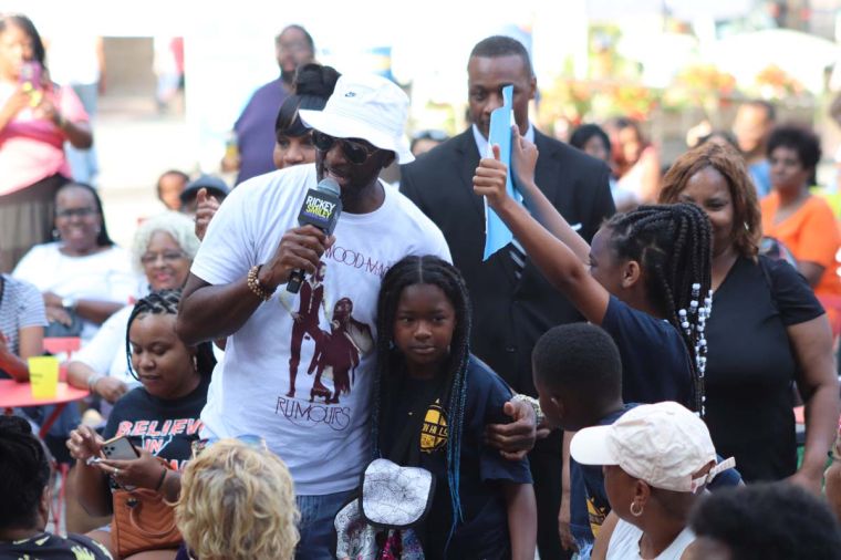 Rickey Smiley taking photos with fans